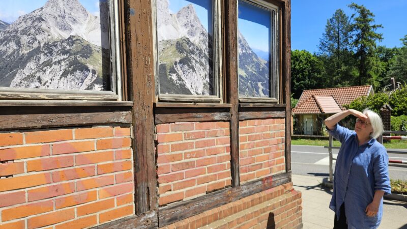 „Sehnsucht ist ihr eigenes Ziel“: Das Dachsteingebirge als lokalisierter Sehnsuchtsort hat Michaela Nasoetion aus Berlin zu einem Oktagon inspiriert, dass in die Fensterfront des Bahnhofsgebäudes Einzug gehalten hat. Grundlage für das Werk ist eine 2022, durch die Künstlerin selbst aufgenommene Fotografie. Foto: Anke Beißer