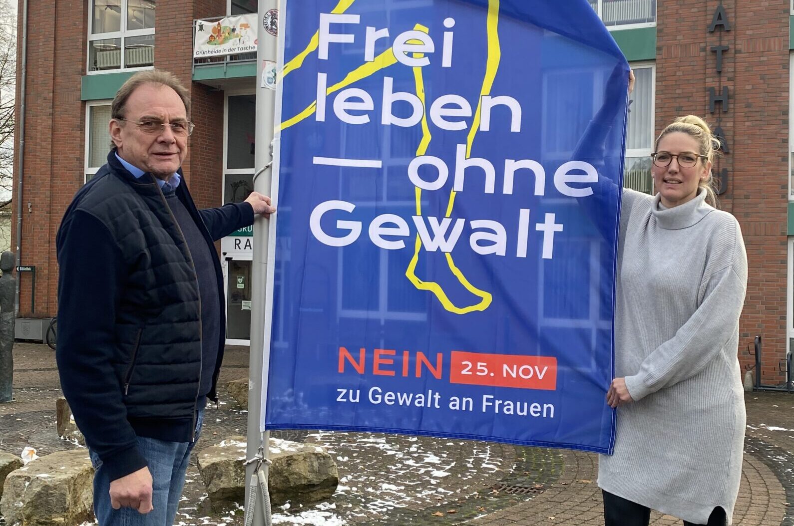 Zeichen gesetzt: Beim Aktionstag „Nein zu Gewalt gegen Frauen“ am 25. November 2025 hat Grünheide mit Bürgermeister Arne Christiani und der Gleichstellungsbeauftragten Inga Haustein erstmals Flagge gezeigt. Das soll in Zukunft weiter so sein. Foto Ariane Kaatz