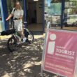 Test bestanden: Anne-Kathrin Rochow, Amtsleiterin für Soziales, Bildung und Kultur, hat die erste Probefahrt unternommen und das E-Bike auch für eine kurze Dienstfahrt innerhalb von Grünheide für sehr praktisch befunden. Foto: Diana Nolander
