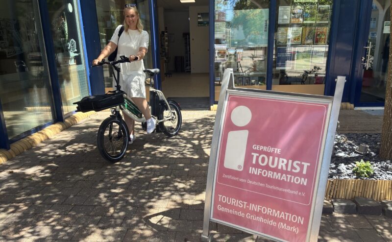 Test bestanden: Anne-Kathrin Rochow, Amtsleiterin für Soziales, Bildung und Kultur, hat die erste Probefahrt unternommen und das E-Bike auch für eine kurze Dienstfahrt innerhalb von Grünheide für sehr praktisch befunden. Foto: Diana Nolander