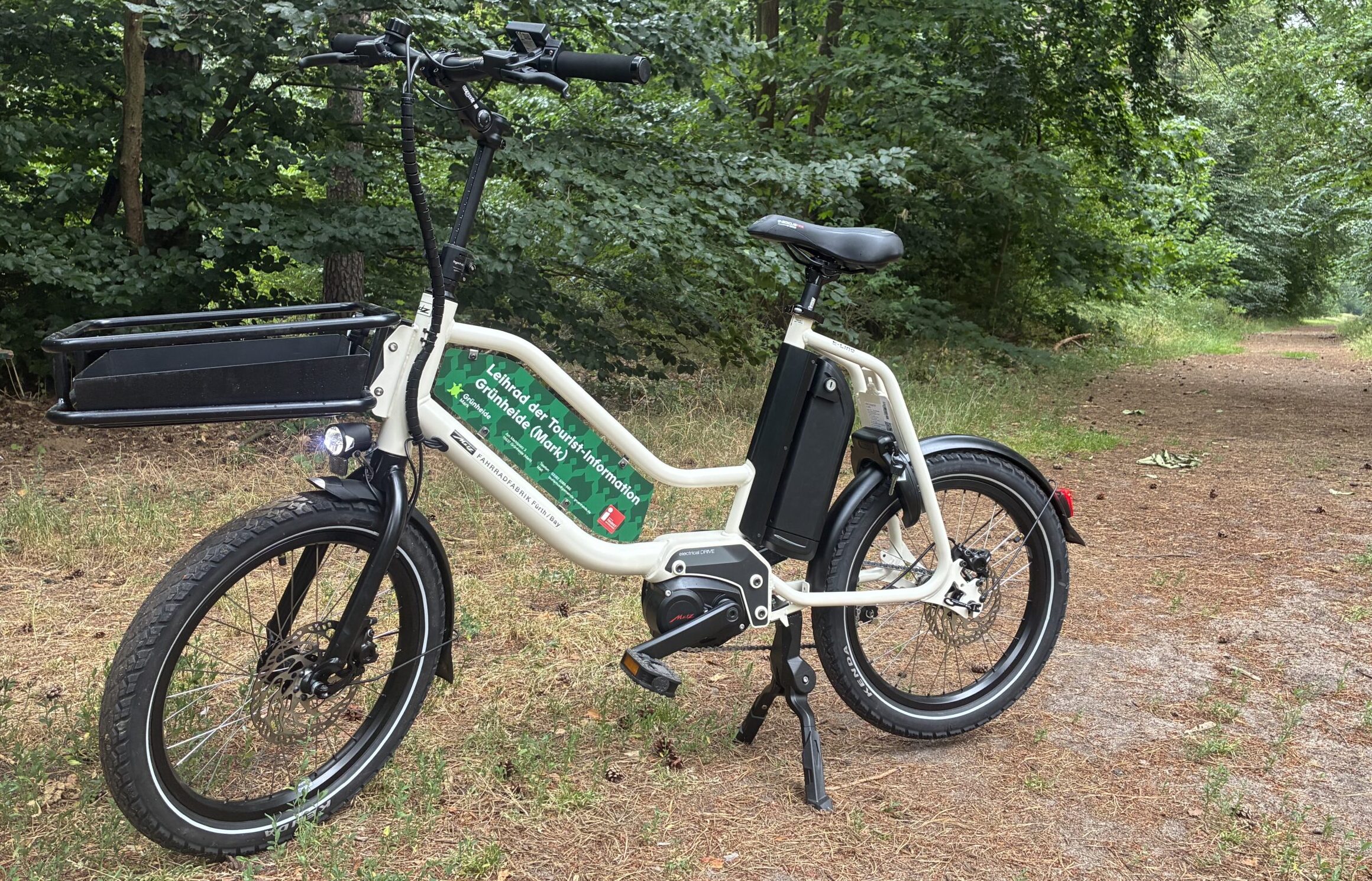 Startklar: Die E-Bikes warten darauf, in Grünheide und Umgebung bewegt zu werden. Sie können in der Tourist-Info stunden- und tageweise gemietet werden. Foto: Diana Nolander
