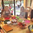 Selbstgemacht schmeckt es am besten: die Kinder konnten ihren Belag selbst wählen - Schnippeln inklusive. Foto: Pauline Thiel