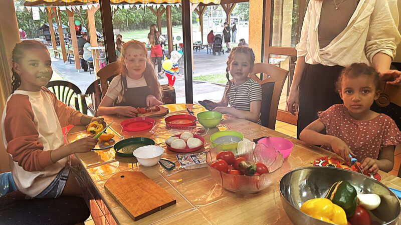 Selbstgemacht schmeckt es am besten: die Kinder konnten ihren Belag selbst wählen - Schnippeln inklusive. Foto: Pauline Thiel