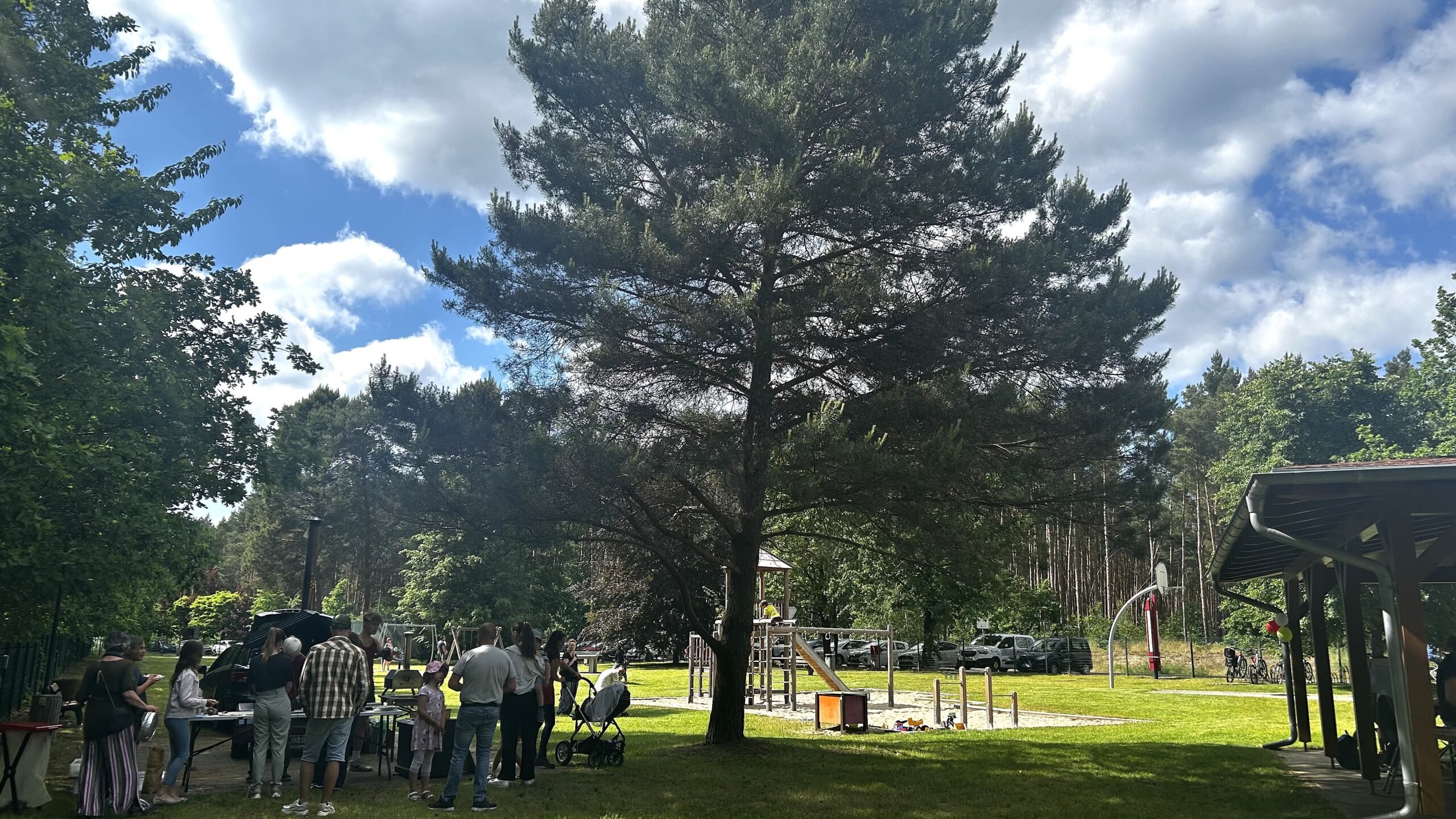 Wieder etwas entdeckt: Viele Familien haben das Gelände rund um den Jugendclub Spreeau zum ersten Mal besucht und waren begeistert. Foto: Pauline Thiel