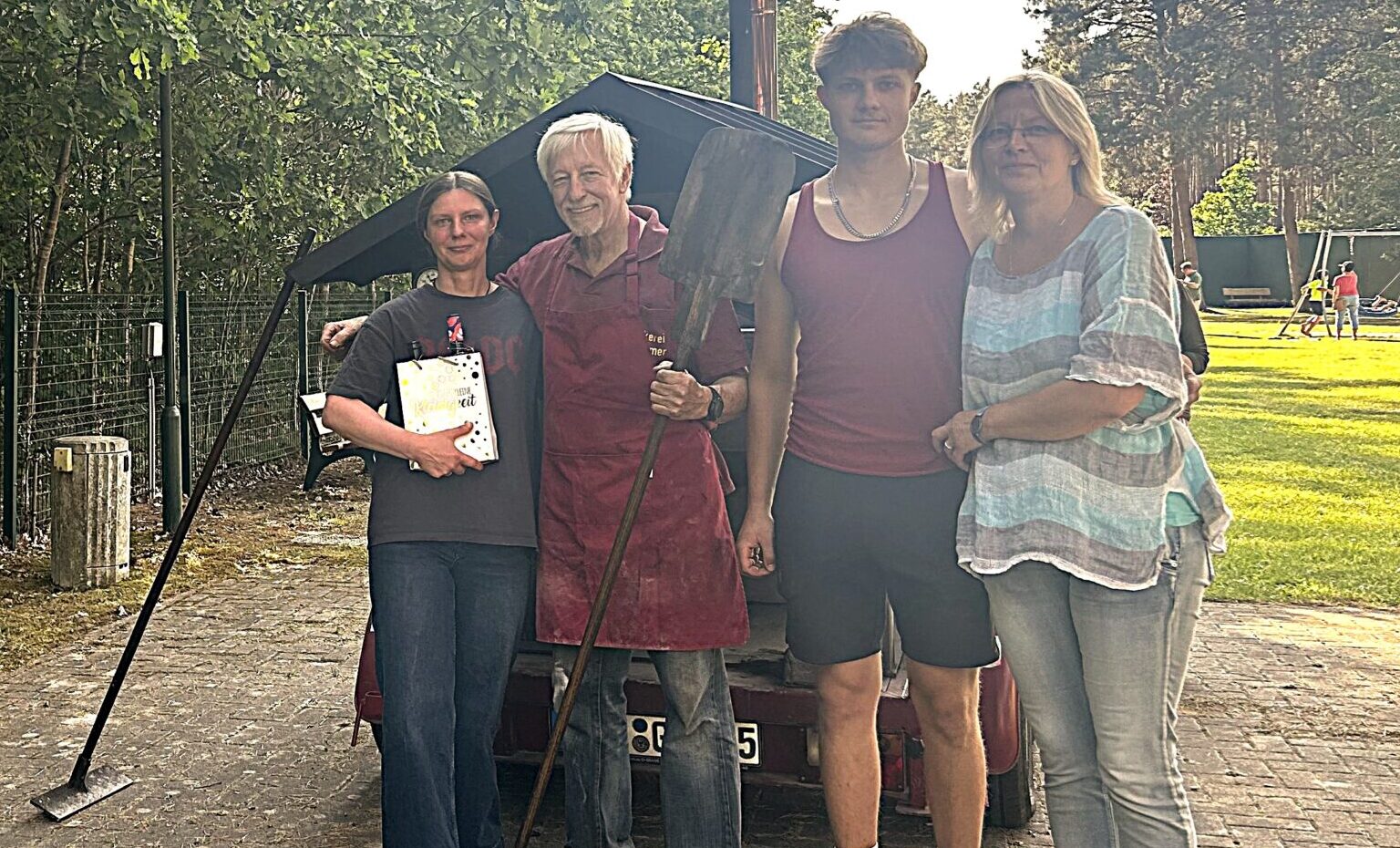Gemeinsam ermöglicht: Franziska Lubkoll (links) und Heike Falk vom Eltern-Kind-Zentrum neben den ehrenamtlichen Unterstützern Wolfgang Scharmer (2. von links) und Felix Falk. Foto: Pauline Thiel
