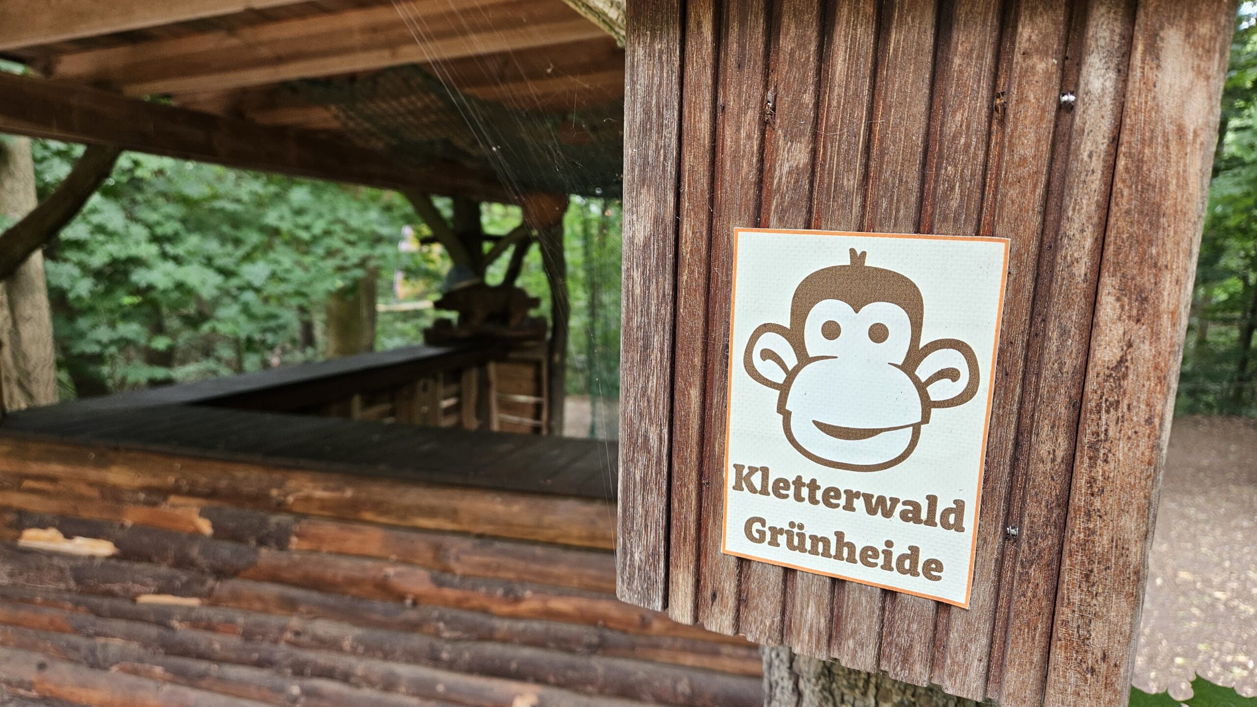 Soll erhalten bleiben: Seit 2010 ein Markenzeichen für den Tourismus in Grünheide - der Kletterwald samt Affen-Logo. Foto: Anke Beißer