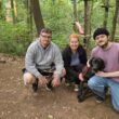 Als Familie ein Team: Sabine Hertam betreibt noch bis Ende September mit ihren Söhnen Tim (rechts) und Robert den Kletterwald am Werlsee Nordstrand. Aktuell immer öfter mit dabei ist Hund Dexter (9 Monate), der sich schon ganz gut an den Trubel gewöhnt hat. Foto: Anke Beißer