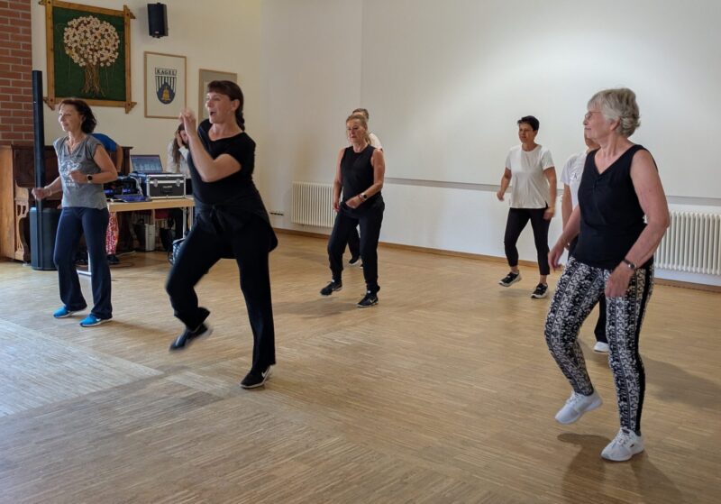 Gaben dem Sommerfest des Seniorenbeirats zusätzlich Schwung: Der Auftritt der Fitness Dance Ladies aus Grünheide sorgte für viel Applaus im Bürgerhaus Kagel. Foto: Brigitte Reschke