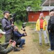 Der rbb zu Gast in Hangelsberg: Zu Wochenbeginn hat das Heimatjournal-Team mit Moderatorin Ulrike Finck den Grünheider Ortsteil aufgesucht. Matthias Schielke (rechts), Mit-Eigentümer der „Roten Villa“, durfte von der Geschichte des ortsbildprägenden Gebäudes erzählen. Foto: Anke Beißer.