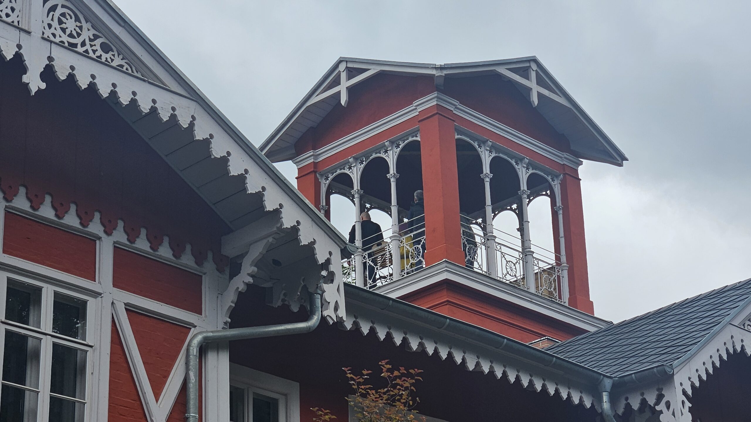 Blick von hoch oben: Das Kamerateam ist sogar in den Turm der „Roten Villa“ gestiegen und hat so, selbst für Hangelberg, ungewohnte Sichtachsen auf den Ort eingefangen. Foto: Anke Beißer