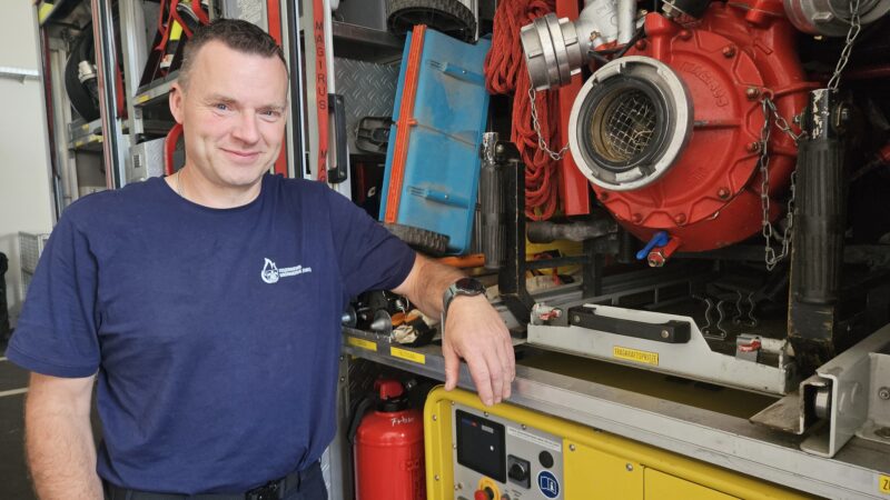 Hat die Feuerwehrtechnik im Blick: Dennis Köppen verstärkt als Gerätewart die Stabstelle Brand- und Bevölkerungsschutz von Grünheide. Foto: Anke Beißer