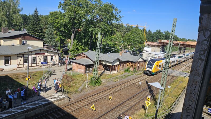 „Ade“ alter Bahnhof Fangschleuse: Am Freitag zog es viele Besucher an den historischen Standort, um die letzten Züge ein- und ausfahren zu sehen – wie diesen Regionalexpress um 16.20 Uhr in Richtung Berlin. Foto: Anke Beißer