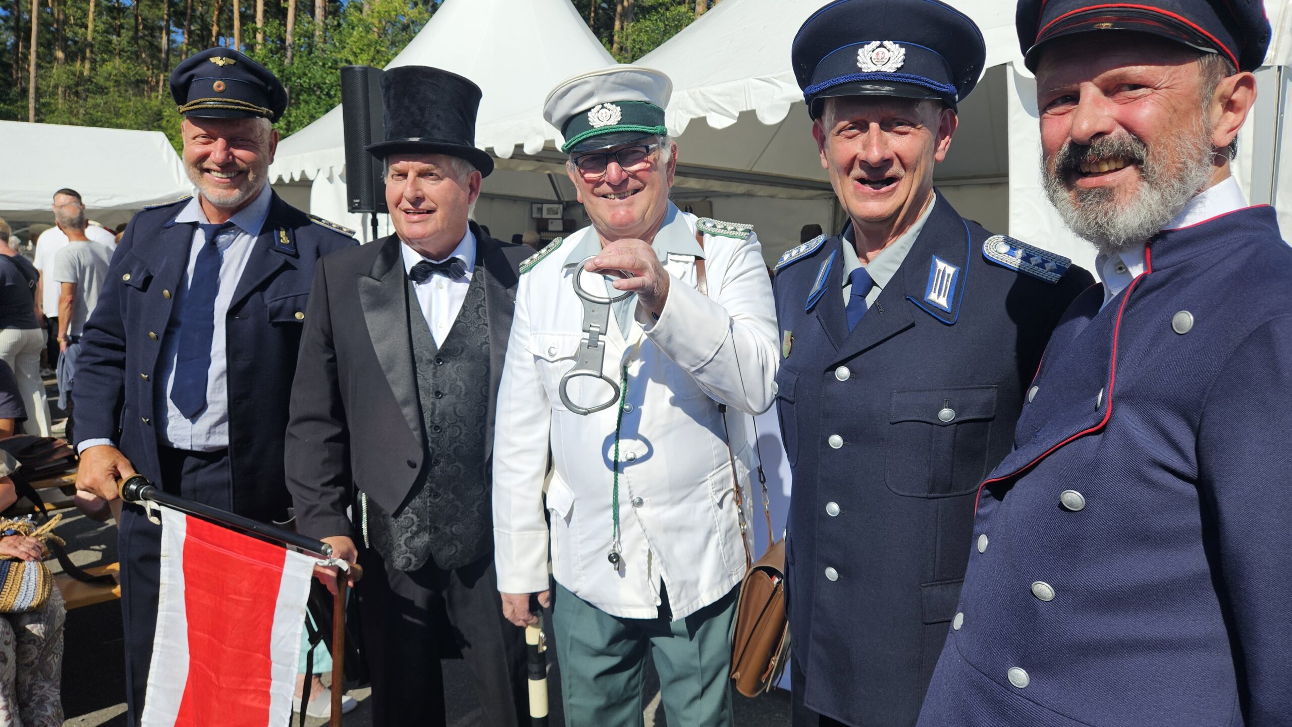 Illustre Truppe: Karl Krause (Gerrit Fiedler vom Grünheider Carneval Klub), Gerhart Hauptmann (Hans-Peter Hendricks vom Heimatverein Erkner), ein – namenloser – Volkspolizist (Hans-Günter Wehr von den Ifa-Freunden Trebus), Transportpolizist Günter Krause (Uwe Werner vom Ortbeirat) und Hauptmanns literarische Figur Bahnwärter Thiel (Frank Schmitt, ebenfalls aus Erkner; von links) posierten immer wieder als beliebtes Fotomotiv. Foto: Anke Beißer 