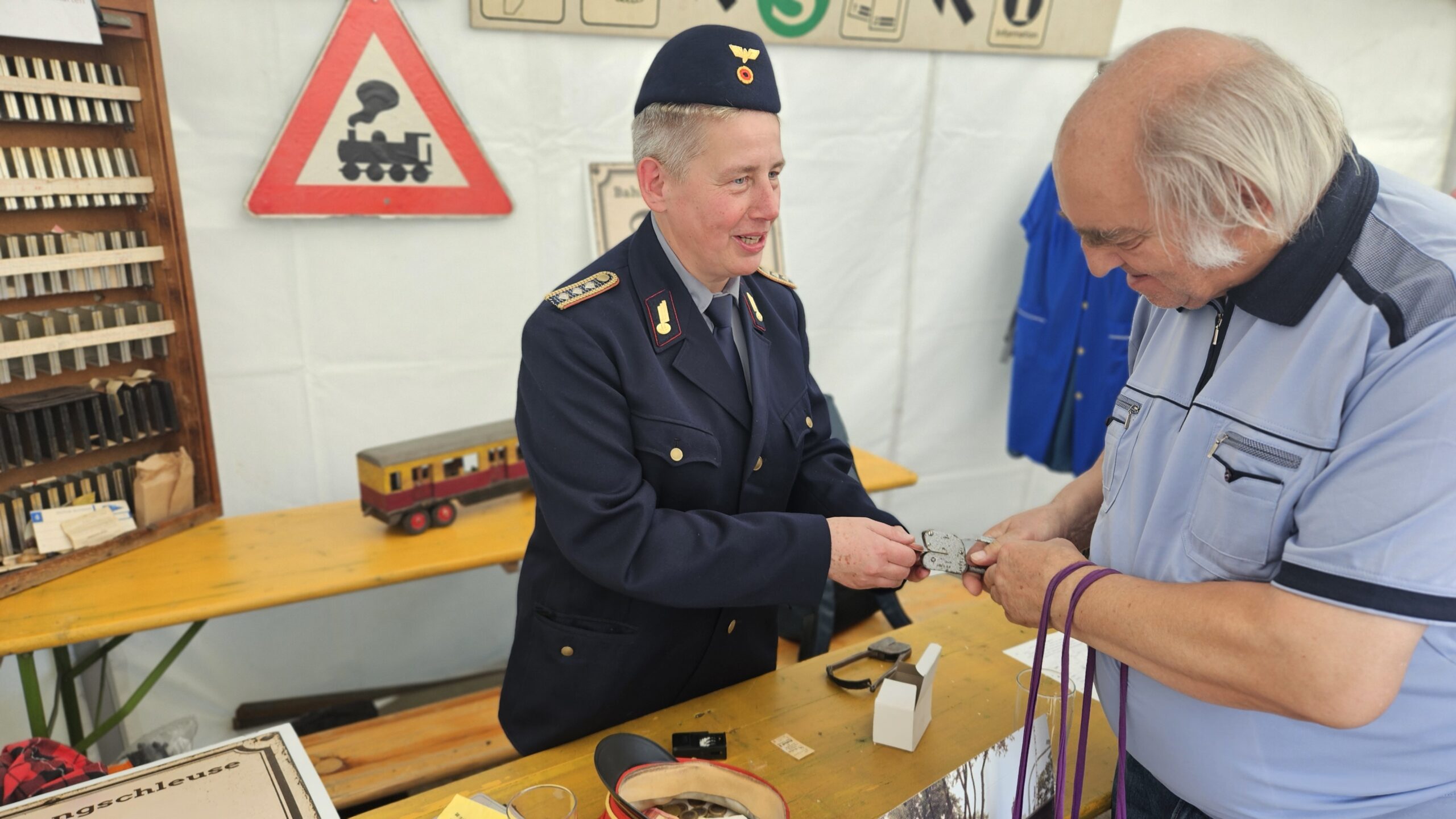Begehrtes Andenken: Sabine Pollex (links) vom Verein Historische S-Bahn Berlin gab historische Tickets der Preisklasse 3 aus. Edy Mann aus Erkner freute sich über das Souvenir, das er eigenhändig entwerten durfte. Foto: Anke Beißer