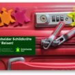 Will mit in den Koffer: Die kleine Grünheider Plastik-Schildkröte geht für den Fotowettbewerb zum Grünheider Kalender 2027 auf Reisen. Foto/Montage: Anke Beißer