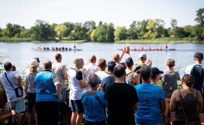 Lob für die geglückte Premiere: Sowohl die Drachboote-Teams als auch die Zuschauer waren begeistert vom ersten FARMER CUP in Kagel. Foto: Sandra Brettschneider