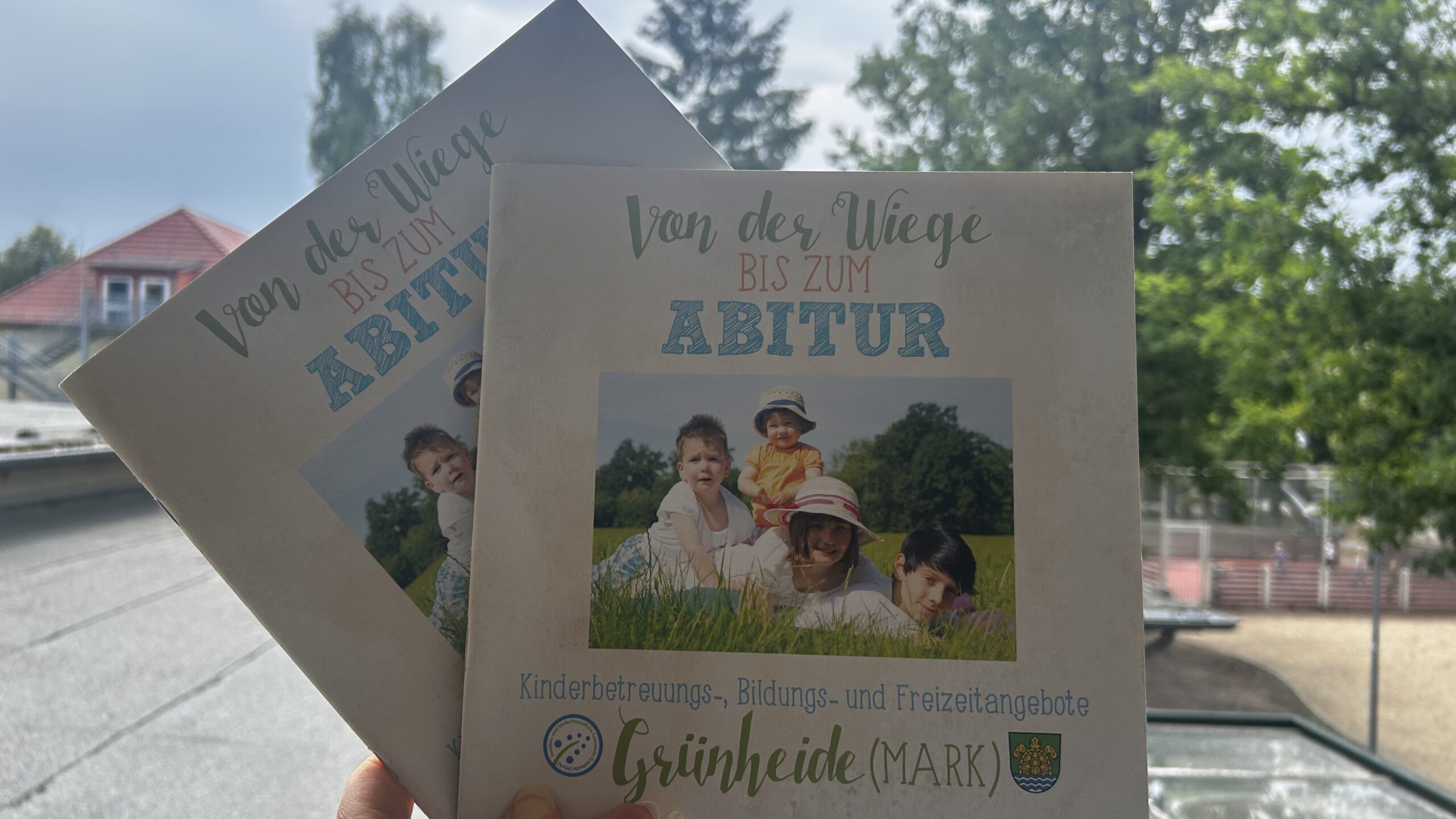 Lebensmittelpunkt Löcknitzcampus: 2021 gab es noch Broschüren. Heute lösen die Grünheide App und Homepage die Informationsquelle ab. Foto: Pauline Thiel