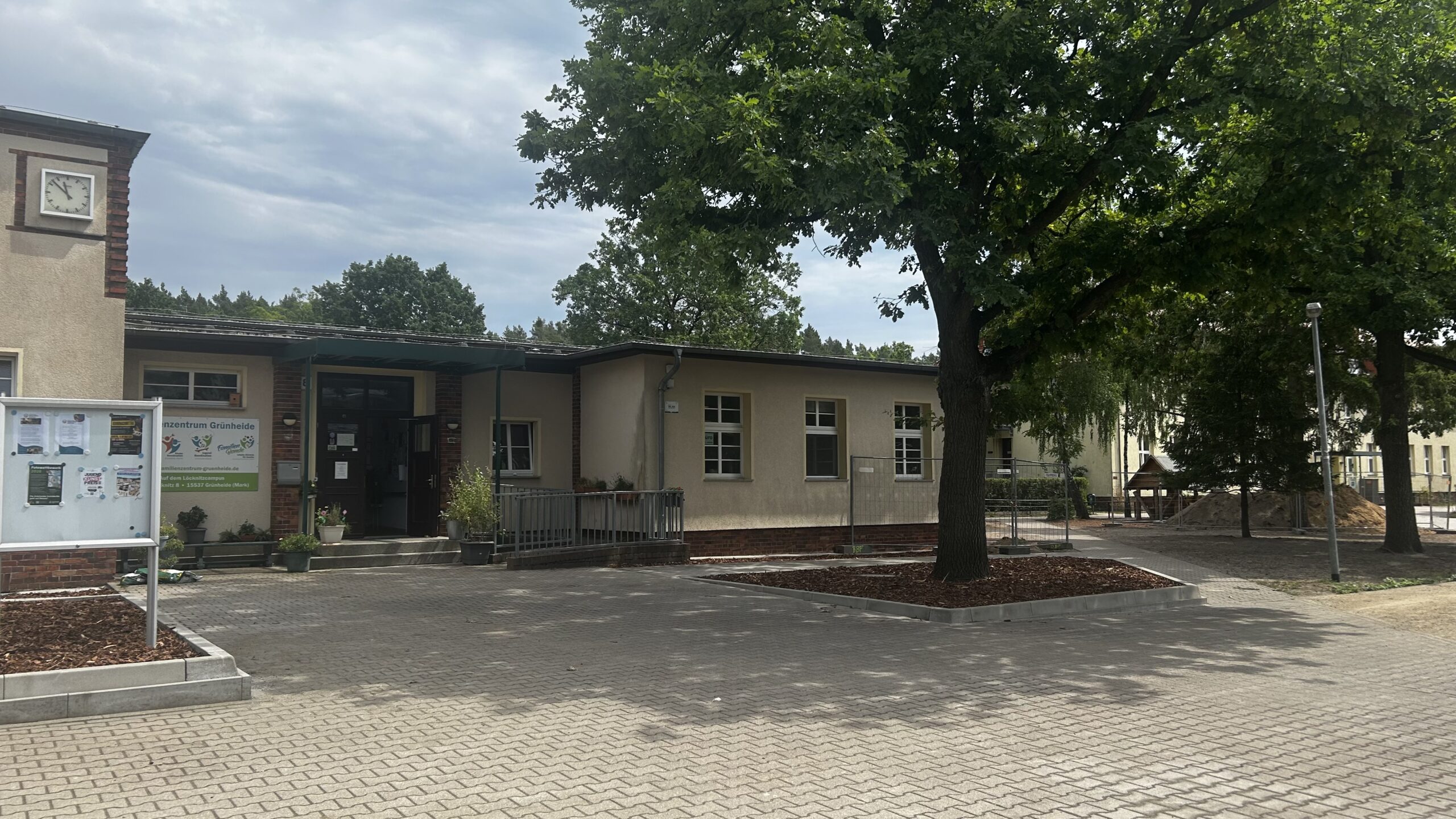 Bereit für das neue Schuljahr: der Eingangsbereich des Löcknitzcampus erstrahlt in neuem Glanz. Foto: Pauline Thiel