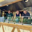 Freuen sich auf Kundschaft: Tobias Thieme aus Mönchwinkel, Jürgen Scherfling aus Kirchhofen und Michael Radler aus Neu Mönchwinkel (von links) haben mit einem vierten Partner (nicht auf dem Bild) die Quick-Shop-Spreeau GbR gegründet. Der Quick-Shop hat ab Freitag (3. Juli) vorerst im Ausweichquartier am Kiesweg 3 sieben Tage die Woche geöffnet. Foto: Tobias Thieme