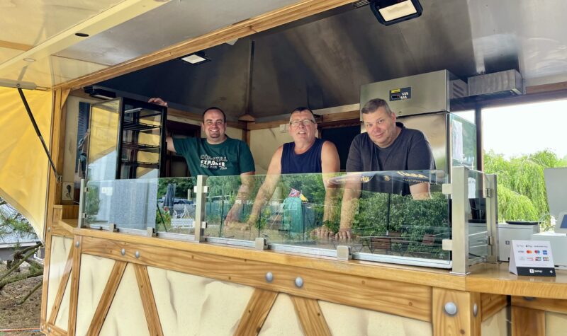 Freuen sich auf Kundschaft: Tobias Thieme aus Mönchwinkel, Jürgen Scherfling aus Kirchhofen und Michael Radler aus Neu Mönchwinkel (von links) haben mit einem vierten Partner (nicht auf dem Bild) die Quick-Shop-Spreeau GbR gegründet. Der Quick-Shop hat ab Freitag (3. Juli) vorerst im Ausweichquartier am Kiesweg 3 sieben Tage die Woche geöffnet. Foto: Tobias Thieme