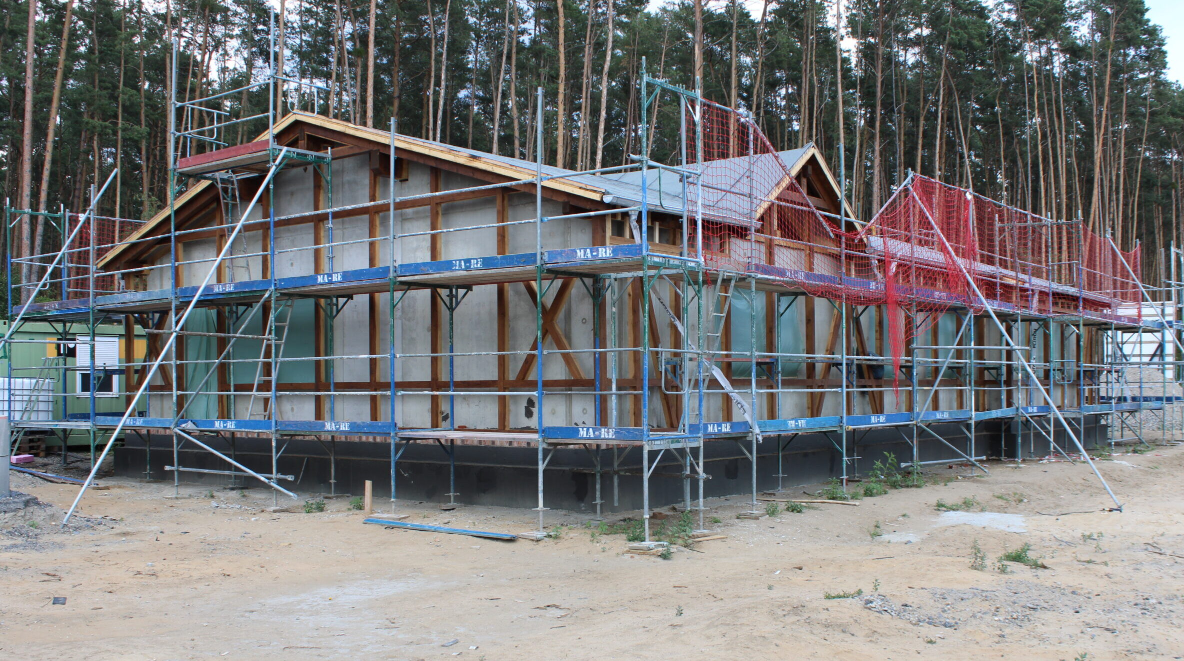 Schon gut zu erkennen: Der Neubau nach historischen Vorbild schreiet voran. Mit dem Gebäude am neuen neuen Standort soll die Erinnerung an den alten Bahnhof Fangschleuse bewahrt werden. Foto: Uwe Werner