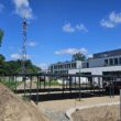 Endspurt am neuen Schulstandort: Noch ist die Hangelsberger Filiale und ihr Umfeld eine Baustelle. Aber es ist nicht zu übersehen, dass sich das Projekt auf der Zielgeraden befindet. Am 22. August soll Einweihung gefeiert werden. Foto: Anke Beißer