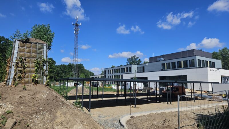 Endspurt am neuen Schulstandort: Noch ist die Hangelsberger Filiale und ihr Umfeld eine Baustelle. Aber es ist nicht zu übersehen, dass sich das Projekt auf der Zielgeraden befindet. Am 22. August soll Einweihung gefeiert werden. Foto: Anke Beißer