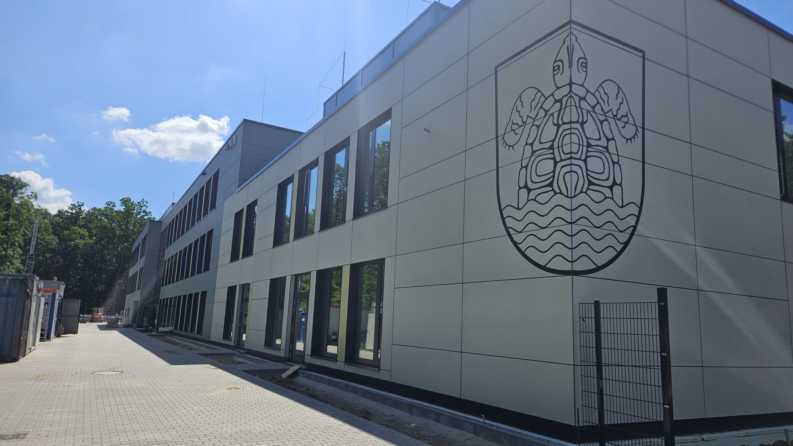 Grafisches Element: Auf der Hortseite schmückt schon ein erstes Logo die Fassade – natürlich das Wappentier von Grünheide, eine Schildkröte. Foto: Anke Beißer