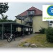 Alle abgehängt: Die Gerhart-Hauptmann-Grundschule hat einen großen Anteil am Ergebnis der STADTRADEL-Aktion 2026. In der Gemeinde Grünheide hat kein Team mehr Kilometer gesammelt - und voraussichtlich auch nicht im Landkreis Oder-Spree. Foto: Pauline Thiel/Montage: Anke Beißer