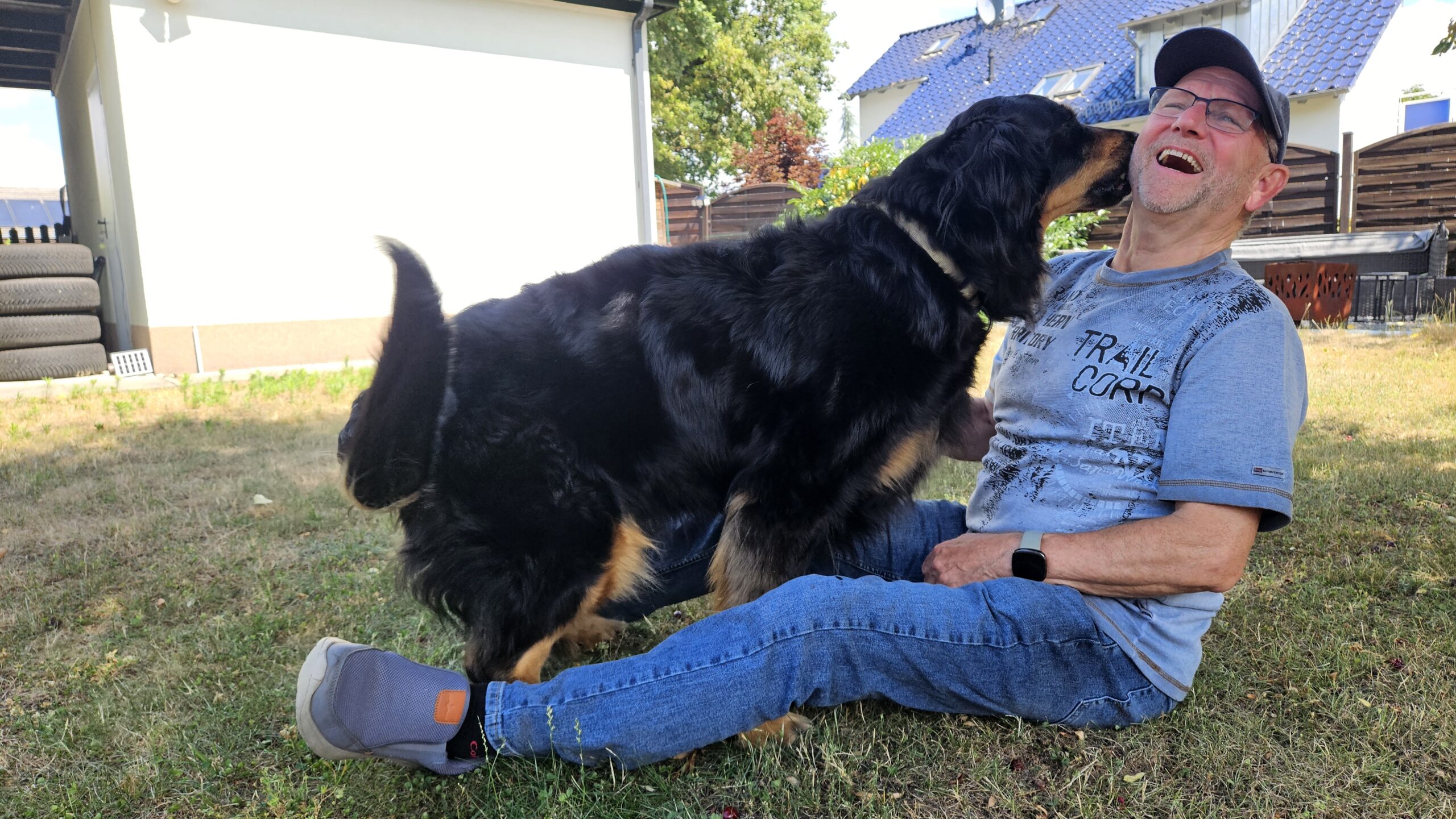 Ein Herz und eine Seele: Bernhard Ackermann aus Altbuchhorst und seine Hündin Tara sind ein perfektes Team. Seinen reichen Wissensschatz im Umgang mit den Vierbeinern gibt er beim Grünheider Hundetreff gern an andere weiter. Foto: Anke Beißer