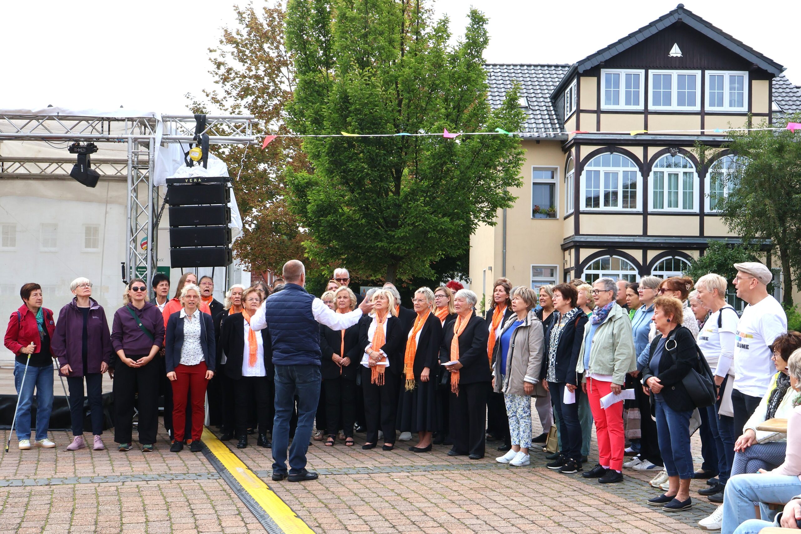 Drei werden eins: Der Chor der evangelischen Kirche, der Löcknitzchor Grünheide und der Kageler Chor haben die Auftaktveranstaltung begleitet. Foto: Cornelia Walter