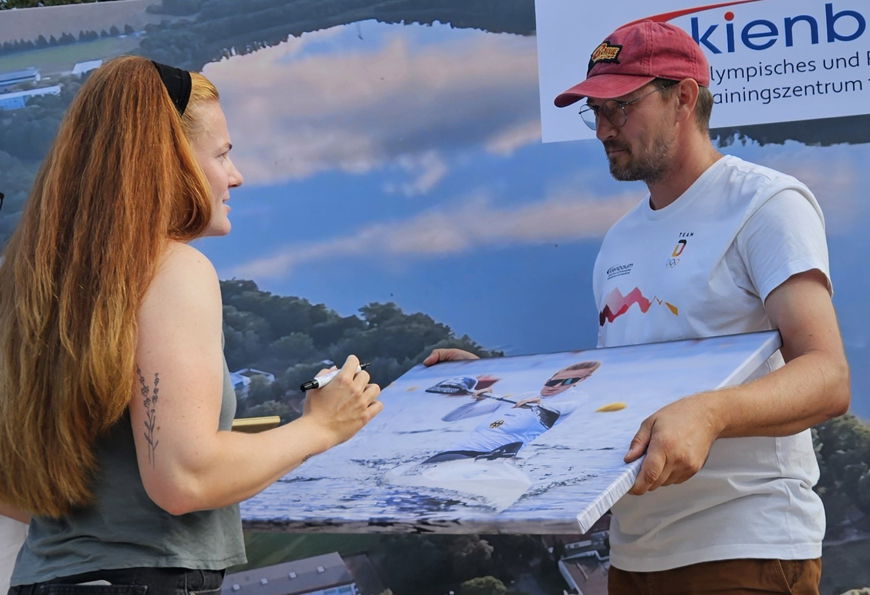 Ein Autogramm bitte: Kanutin Enja Rößeling unterschreibt ihr Foto - rechts Laudator Maik Hasselberg, Mitarbeiter Sportmanagement im Trainingszentrum Kienbaum. Foto: Anke Beißer