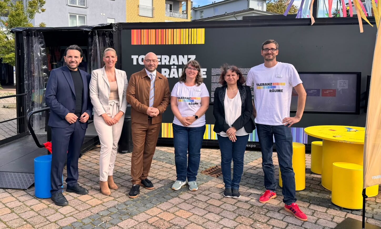 Auftakt am Sonntag (23. August): Dem Start in die Begegnungswoche wurde viel Aufmerksamkeit geschenkt. Mit dabei waren: Derviş Hızarcı, Vorstandsvorsitzender der Kreuzberger Initiative gegen Antisemitismus, Inga Haustein, Gleichstellungsbeauftragte der Gemeinde, Minister René Wilke, Marieke Petersohn vom GrünheideNetzWerk, Pamela Eichmann, Ortsvorsteherin von Grünheide sowie Albrecht Köhler, ebenfalls GrünheideNetzWerk (von links). Foto: Maurice Heilmann