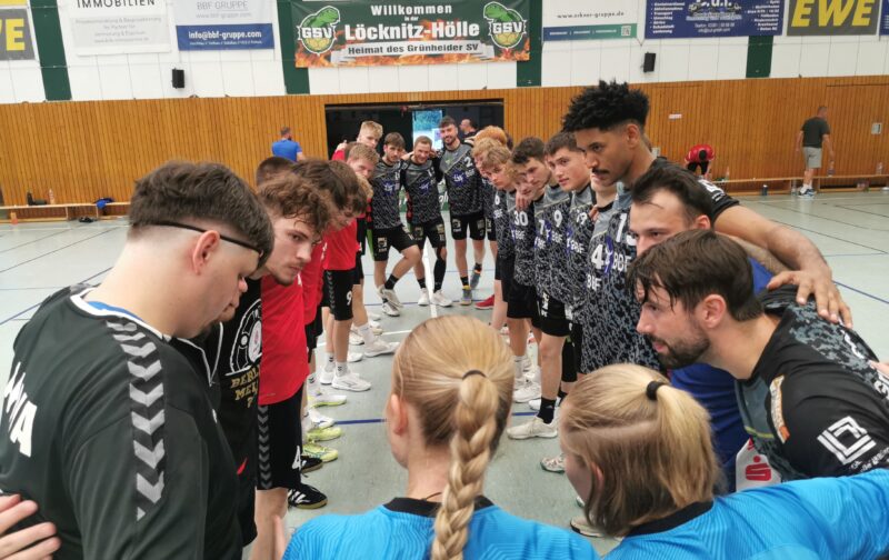 Auf gehts: Zum ersten Testspiel in der Vorbereitung auf die neue Handball-Saison 2026/27 in der Oberliga Brandenburg hatten die Männer des Grünheider SV I (rechts) Regionalliga-Aufsteiger SG NARVA Berlin in der Löcknitz-Halle zu Gast. Foto: Roland Hanke