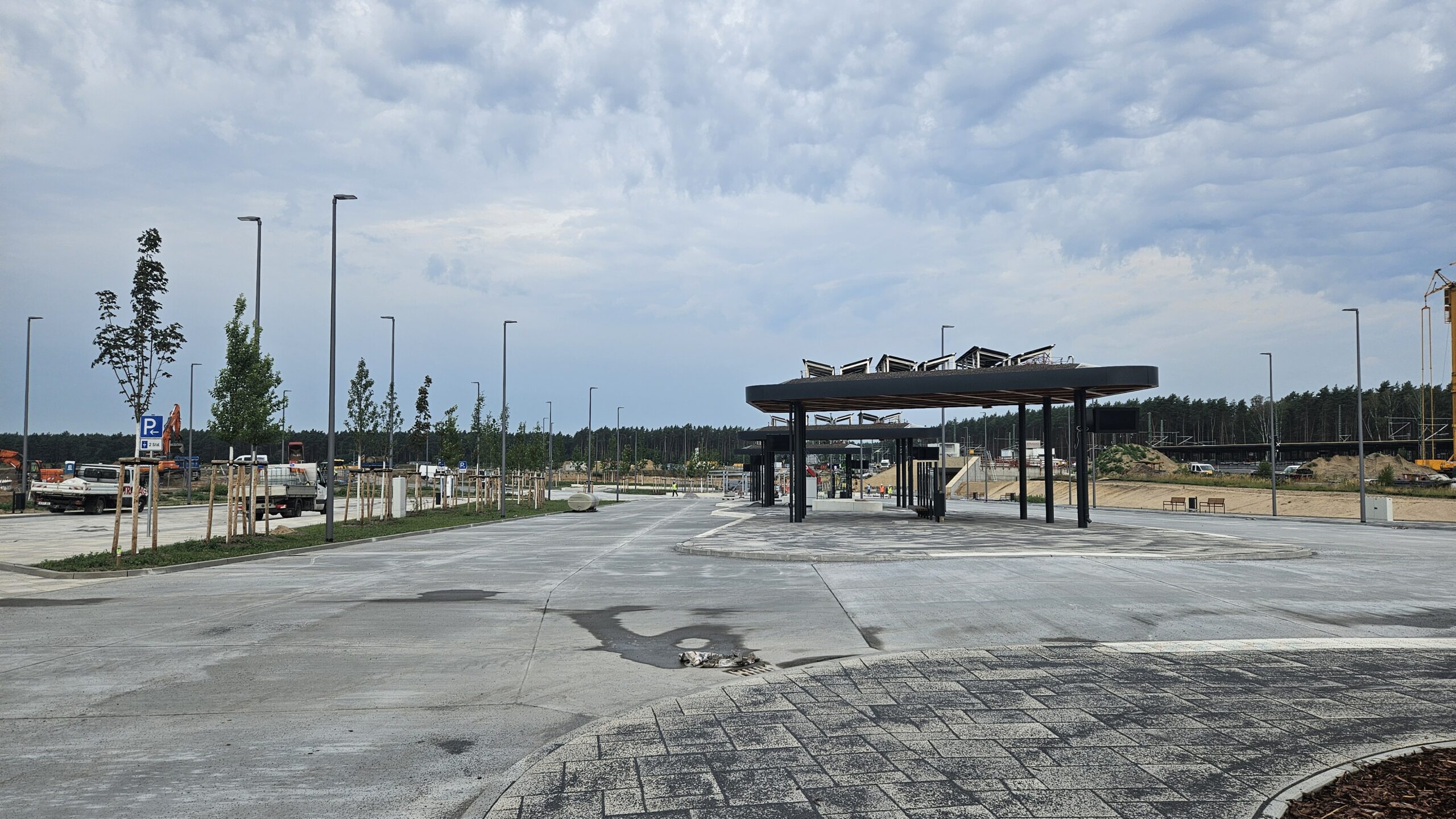 Nur der Fahrplan fehlt noch: Der Busbahnhof sieht aus, als wenn jeden Moment der erste Bus angefahren kommt. Foto: Anke Beißer
