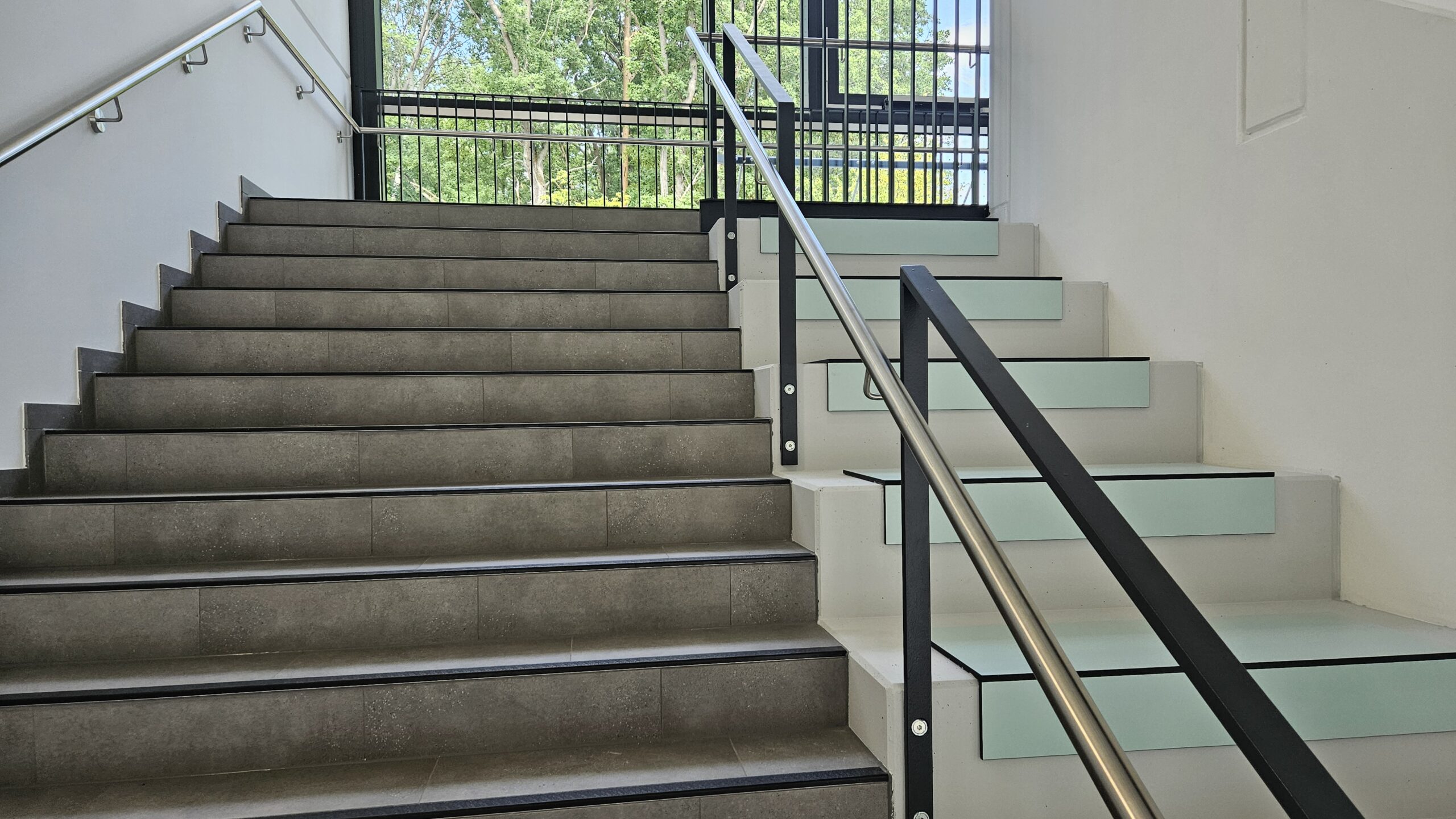 Das Foyer mit Sitz-Treppe