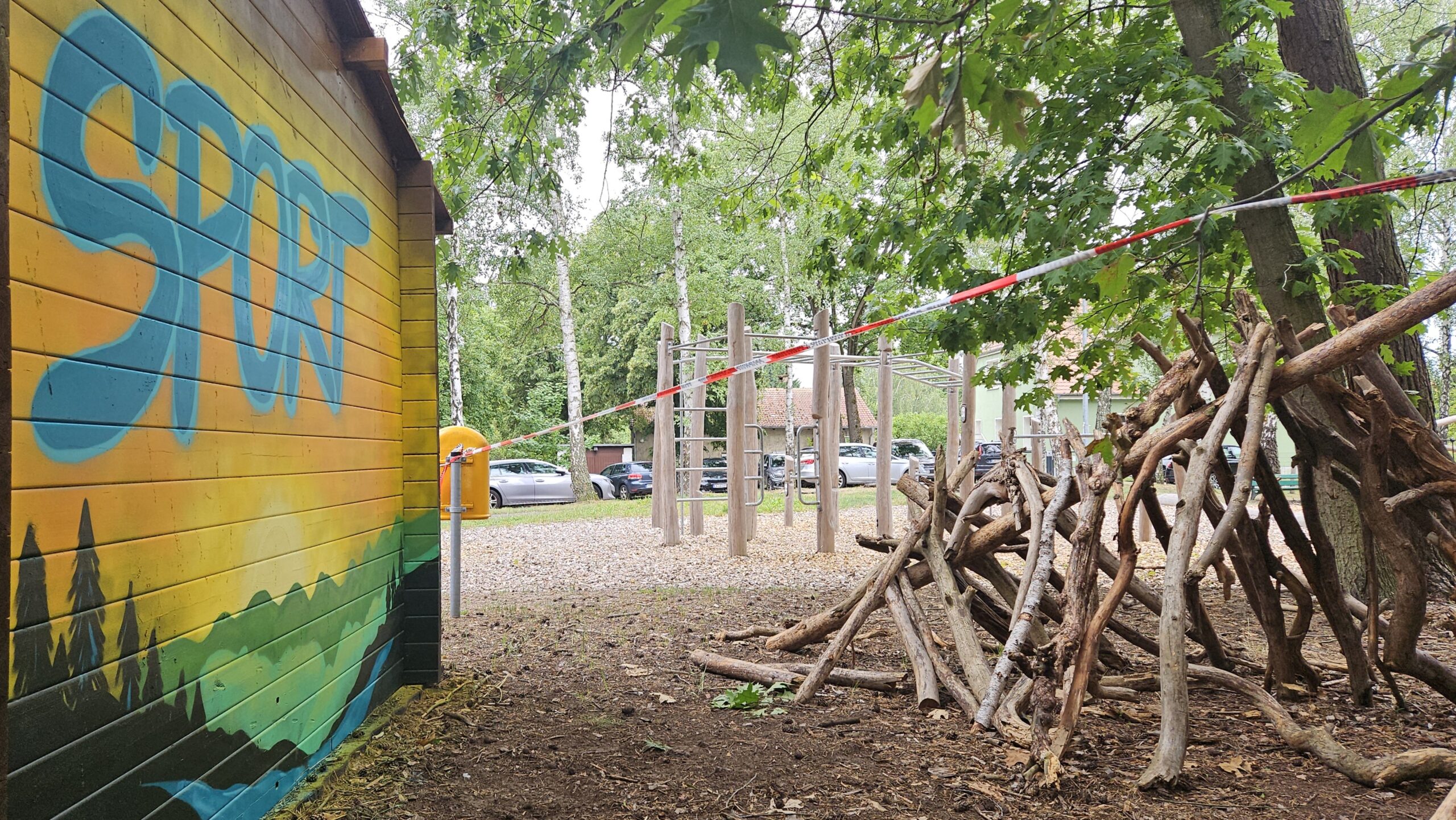 Ferienprojekt: Die Jugendkoordinatoren gestalten mit Jugendlichen das an den Spielplatz gezogene ehemalige Wartehäuschen. Foto: Anke Beißer