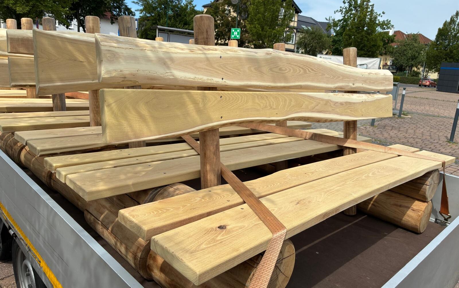 Bestellt und geliefert: Zehn neue Holzbänke werden im Gemeindegebiet aufgestellt. Foto: Katrin Erfurth