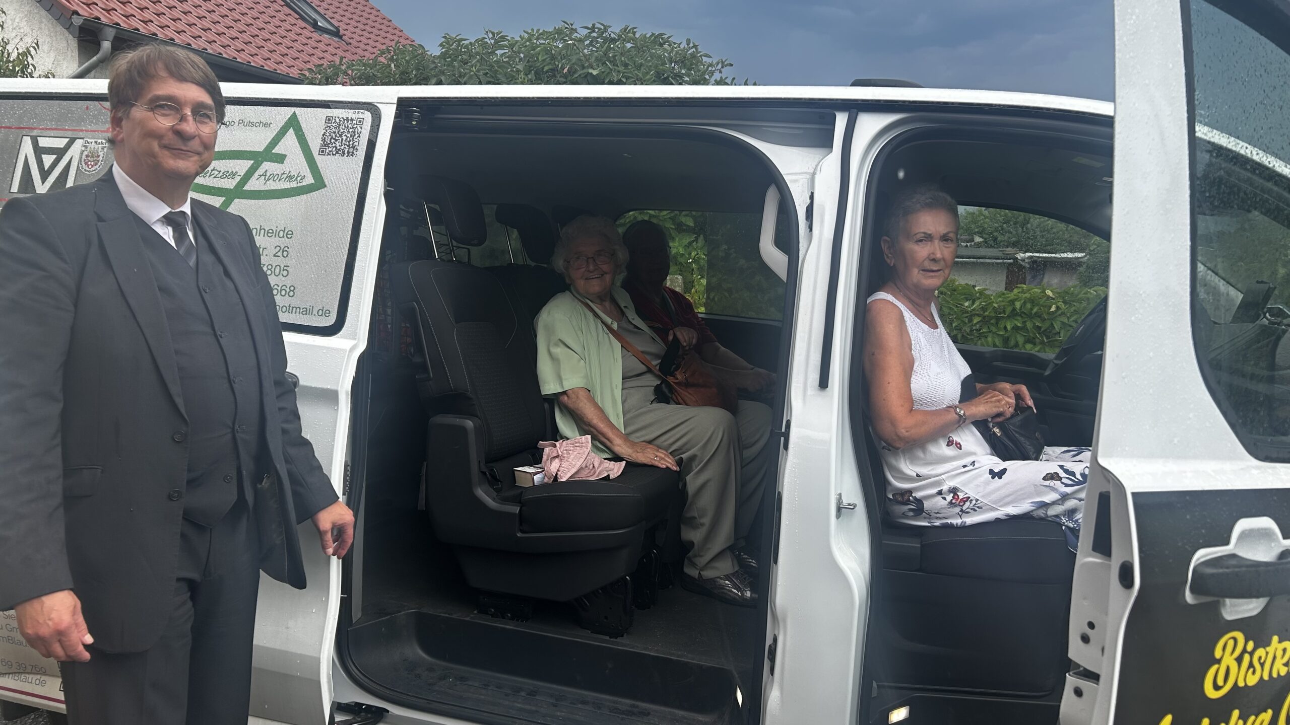 1. Fahrt geglückt: Michael Eyck fuhr eine Gruppe aus dem Ortsteil Grünheide zum Sommerfest in die Gute Stube. Foto: Pauline Thiel