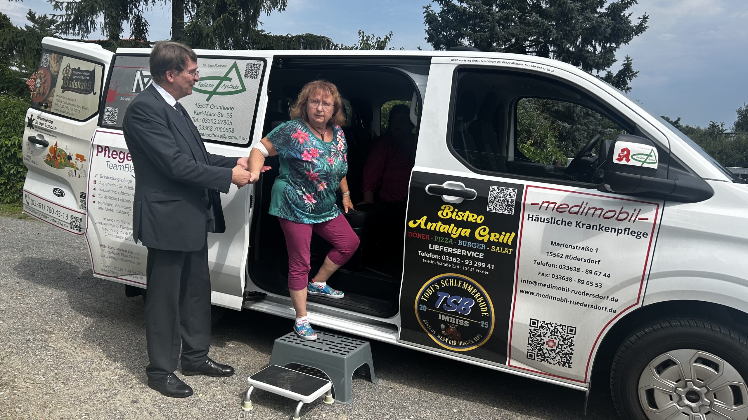 Pilotprojekt macht glücklich: Fahrer Michael Eyck fuhr unter anderem die Gruppe um Roswitha Richter aus Freienbrink zum Sommerfest der Guten Stube. Foto: Pauline Thiel