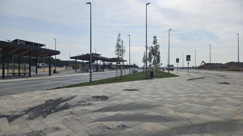 Bereit für die Fahrgäste: Nur noch wenige Tage und der neue Bahnhof Fangschleuse geht in Betrieb. Dann wird auch der Bahnhofsvorplatz samt Bushaltestellen (links), dem Kiss&Ride-Platz (rechts) und dem Parkdeck (im Hintergrund) eingeweiht. Foto: Anke Beißer