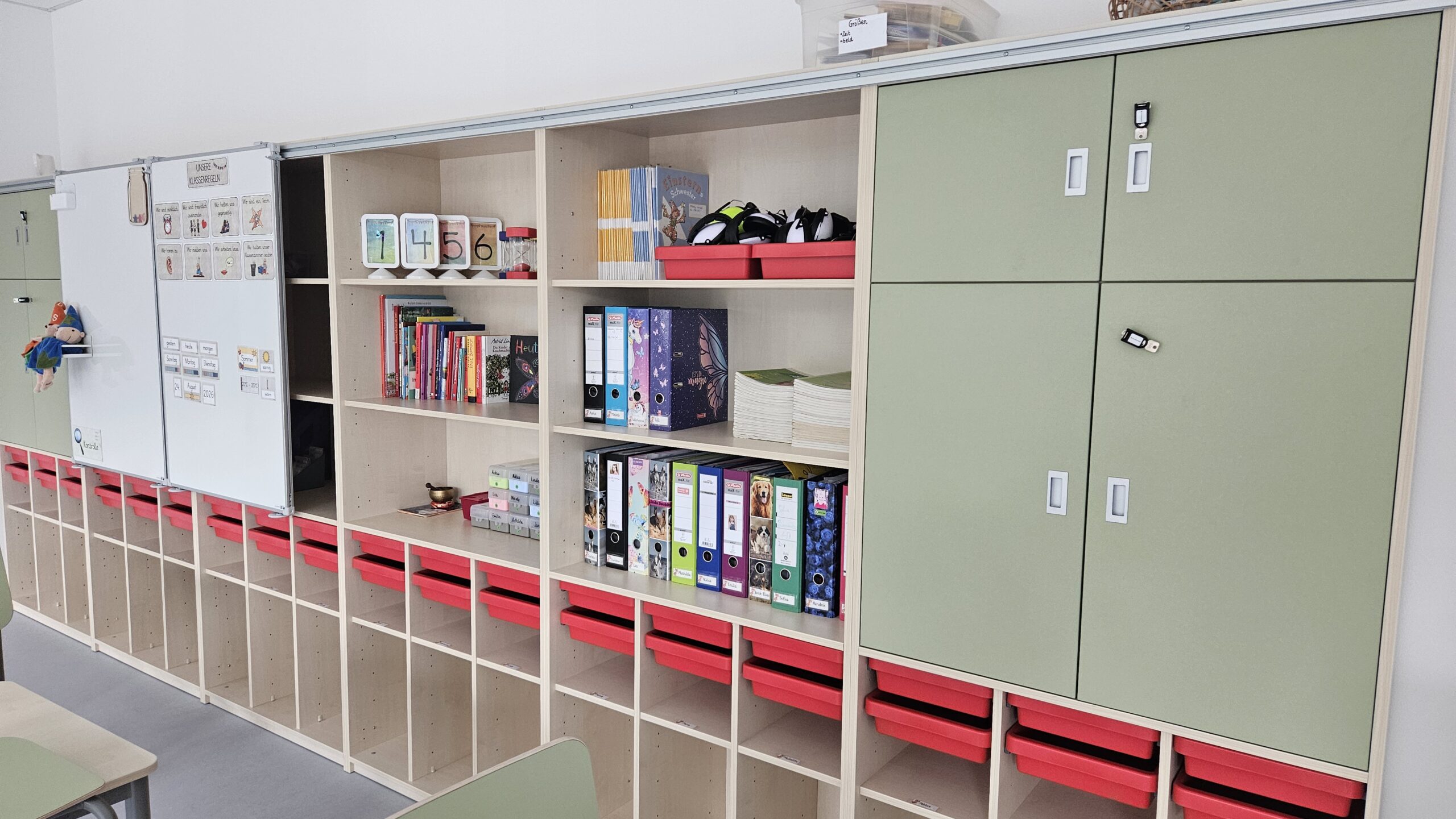 Schrankwand mit herausnehmbaren Schubfächern für Arbeitsmittel