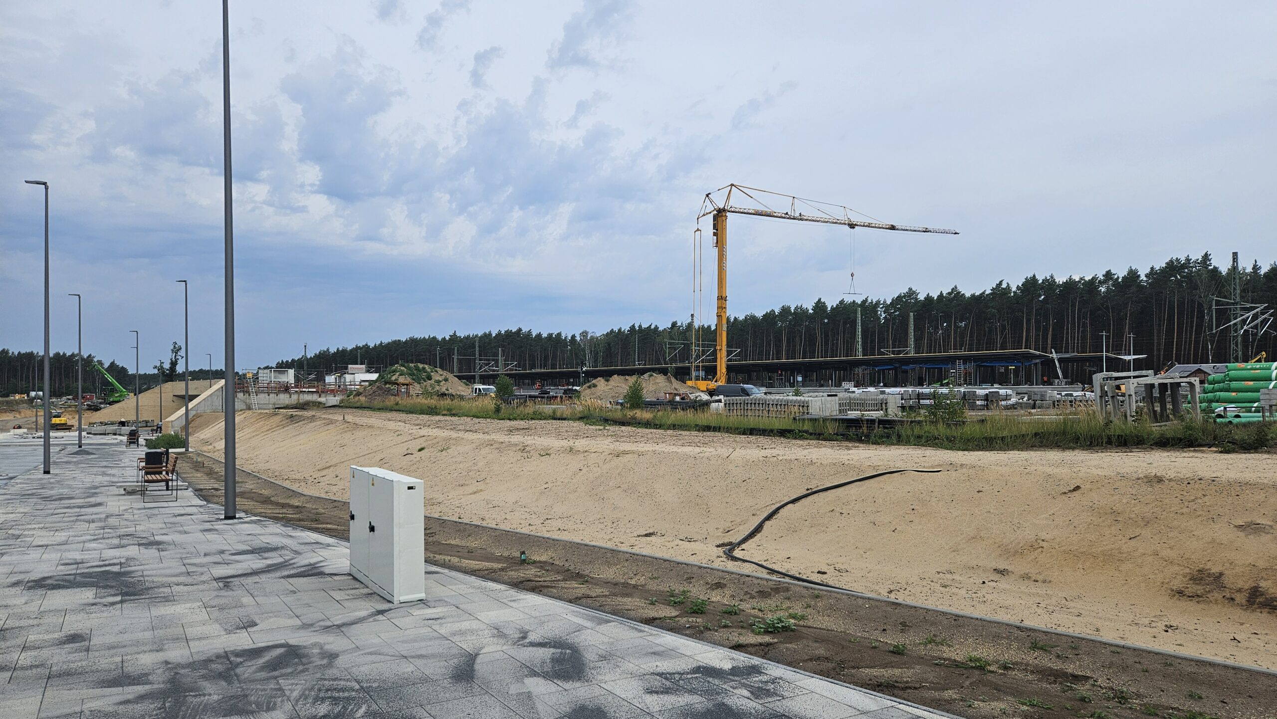 Platz für die Landestraße: Zwischen Bahnhofsvorplatz und Bahngleisen zieht sich ein Sandrücken entlang. Er skizziert den Verlauf der künftigen Trasse, die über den Tunnel und final bis an die Autobahn führen wird. Foto: Anke Beißer