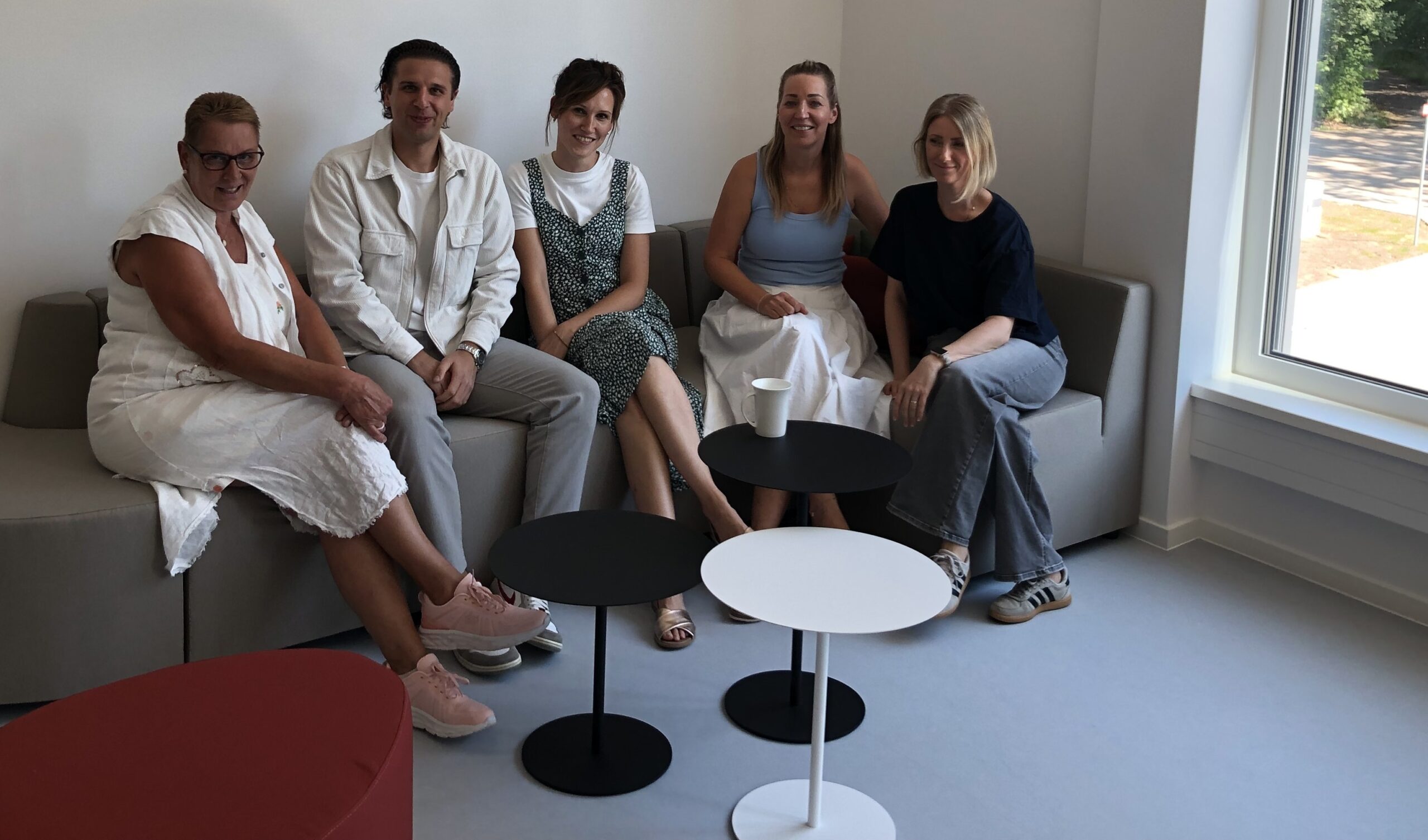 ... ein helles Lehrerzimmer mit Sofaecke fürs Kollegium - Sabine Wilde-Balzer, Almir Kameric, Madeline Loos, Janine Teubel und Isabell Korb. Foto: Sabine Mrose