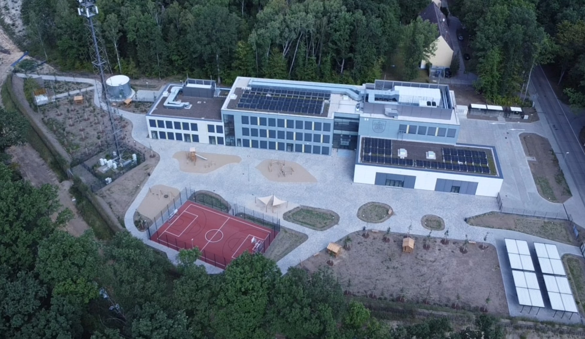 Aus der Vogelperspektive: die Tochterfiliale der Gerhart-Hauptmann-Grundschule Grünheide in Hangelsberg Foto: Julian Mrose