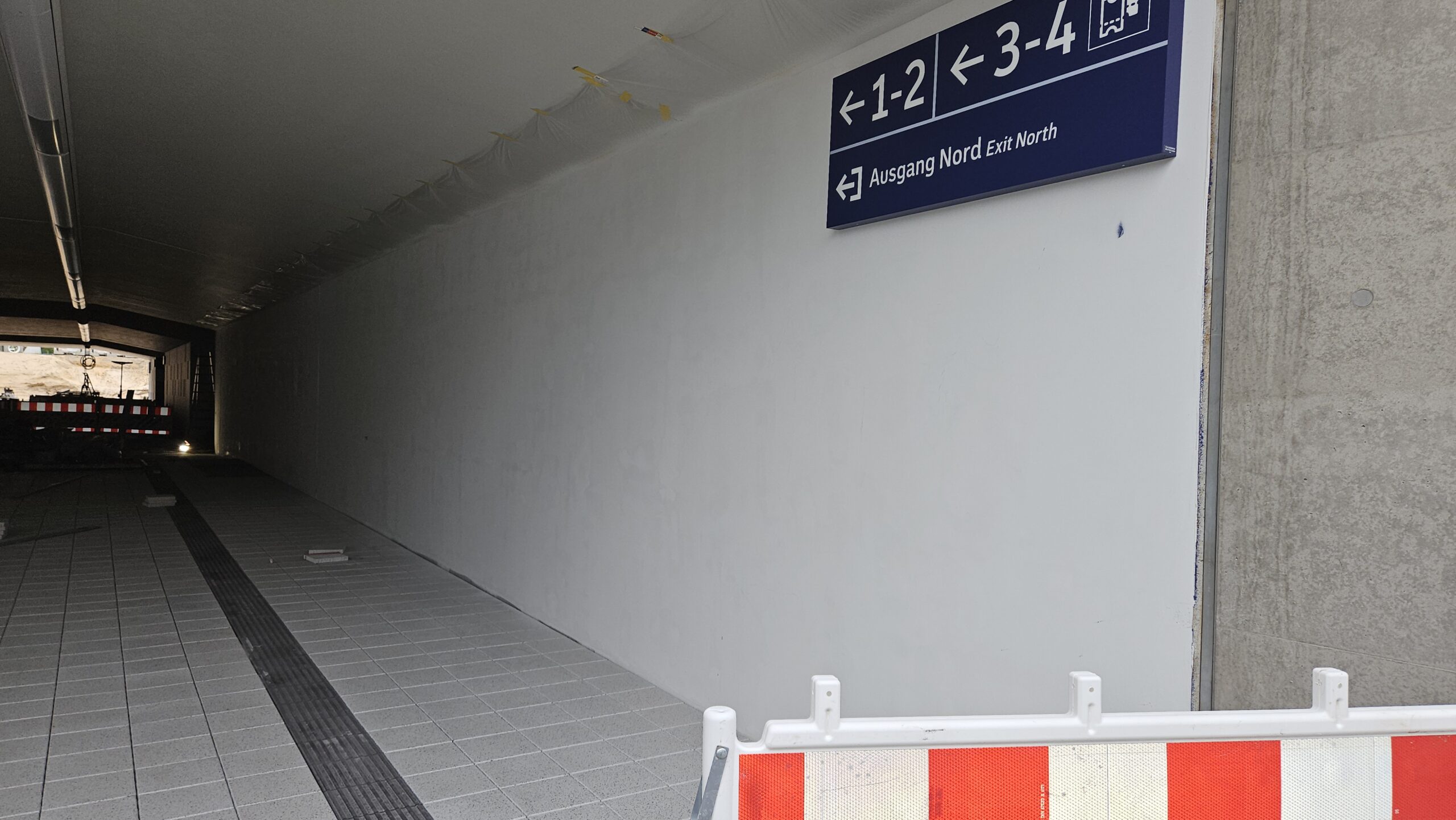 Fast fertig: Beim Tunnel stehen noch die letzten Handgriffe aus. Die Schilder hängen schon. Foto: Anke Beißer