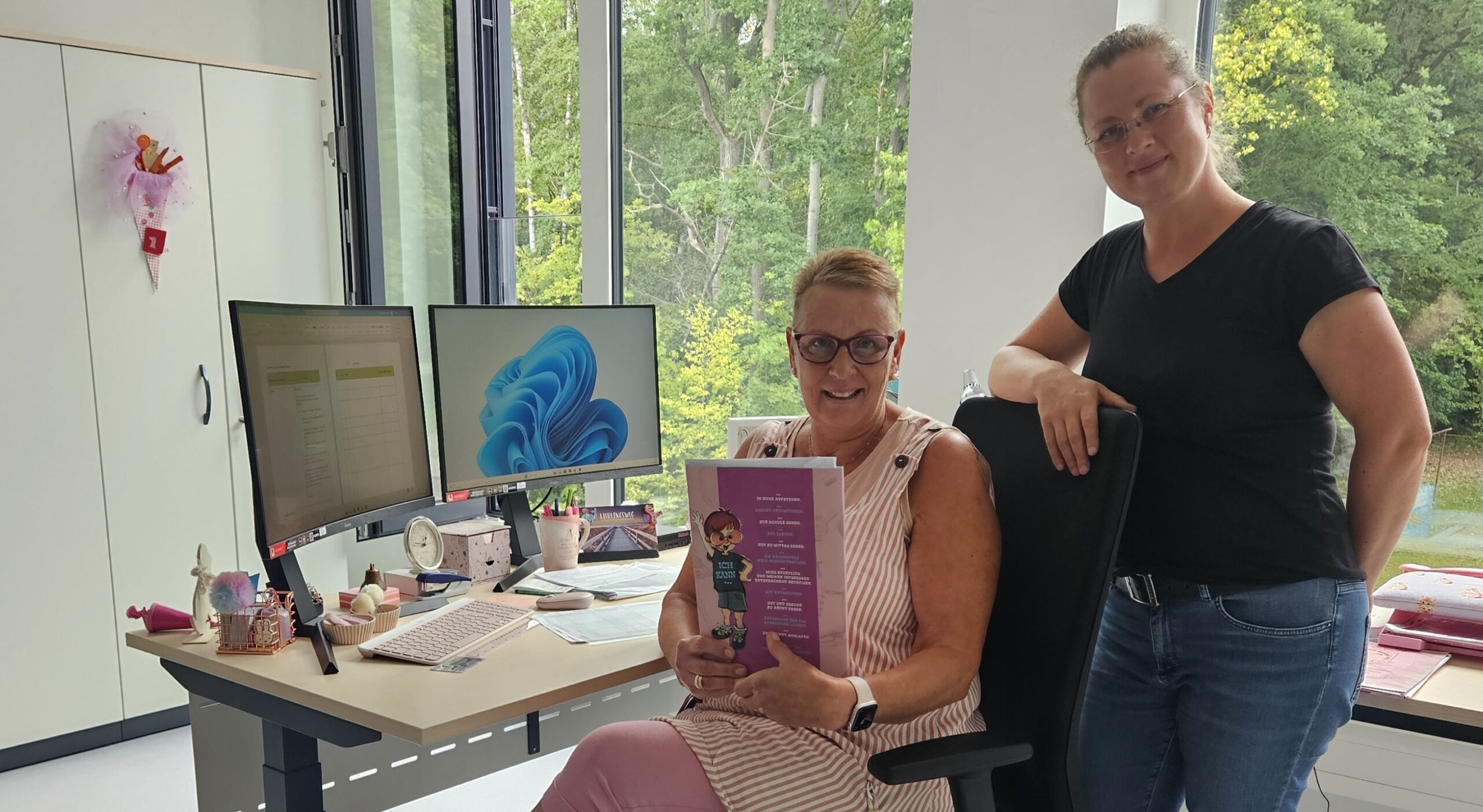 Vorfreude auf der Neustart: Sabine Wilde-Balzer, Rektorin der Gerhart-Hauptmann-Grundschule Grünheide, hat sich in der neuen Filiale in Hangelberg den zweiten Arbeistplatz eingerichtet. An ihrer Seite Schulsekretärin Sabine Mrose, die vom Löcknitzcampus hierher umgezogen ist. Foto: Anke Beißer