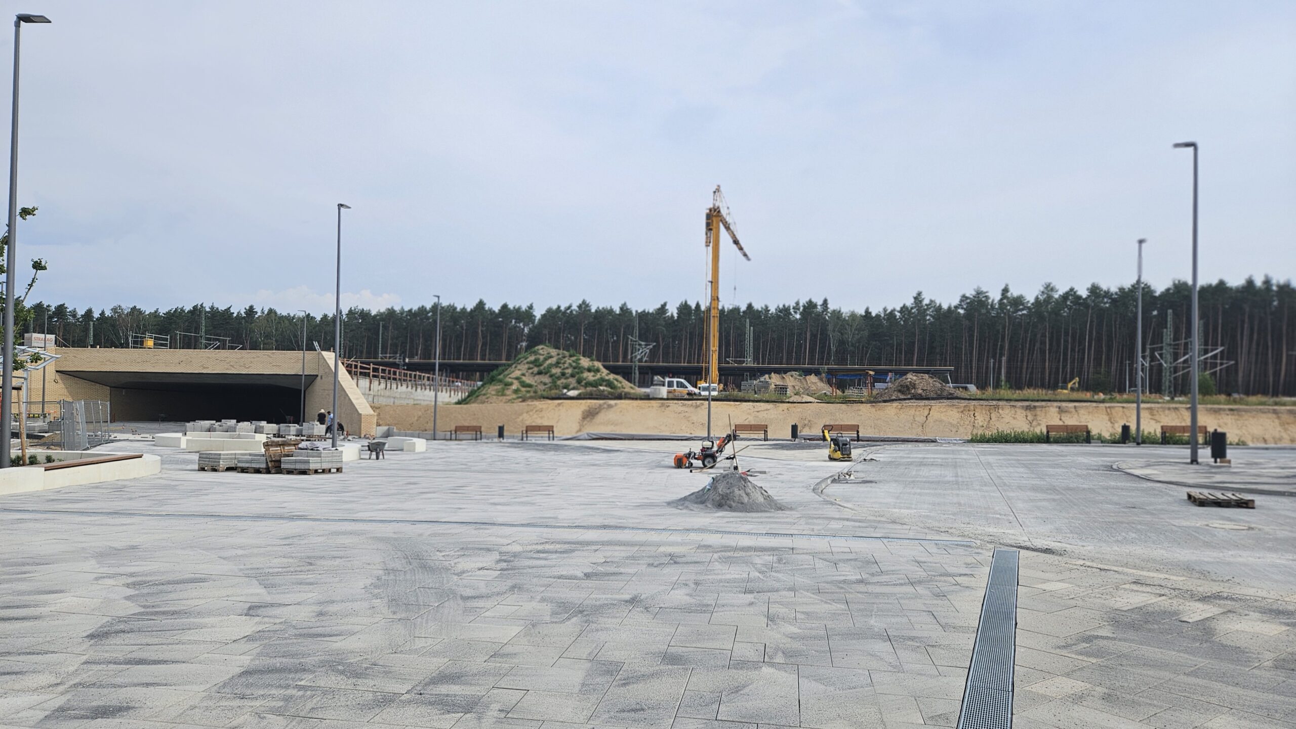 Weitläufig: Ganz ohne Menschen wirkt der Bahnhofsvorplatz riesig. Links ist der Tunnel mit der herangeführten künftigen Straße zu erkennen, im Hintergrund die Bahnsteige. Foto: Anke Beißer