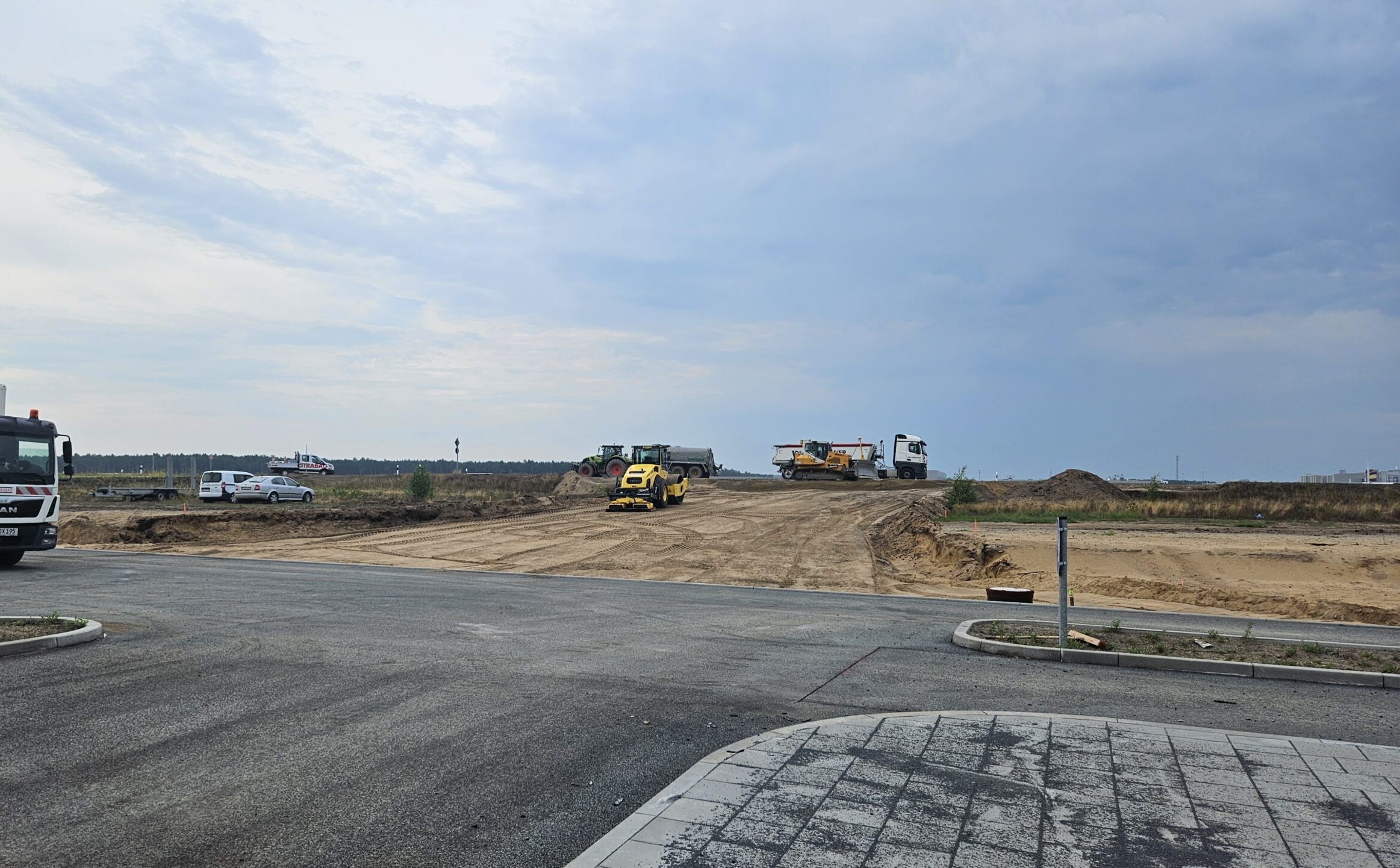 Neues Straßenstück muss noch her: Von der Baustraße wird die Zufahrt zum Parkdeck und für die Busse zu den Halteinseln gebaut. Foto: Anke Beißer