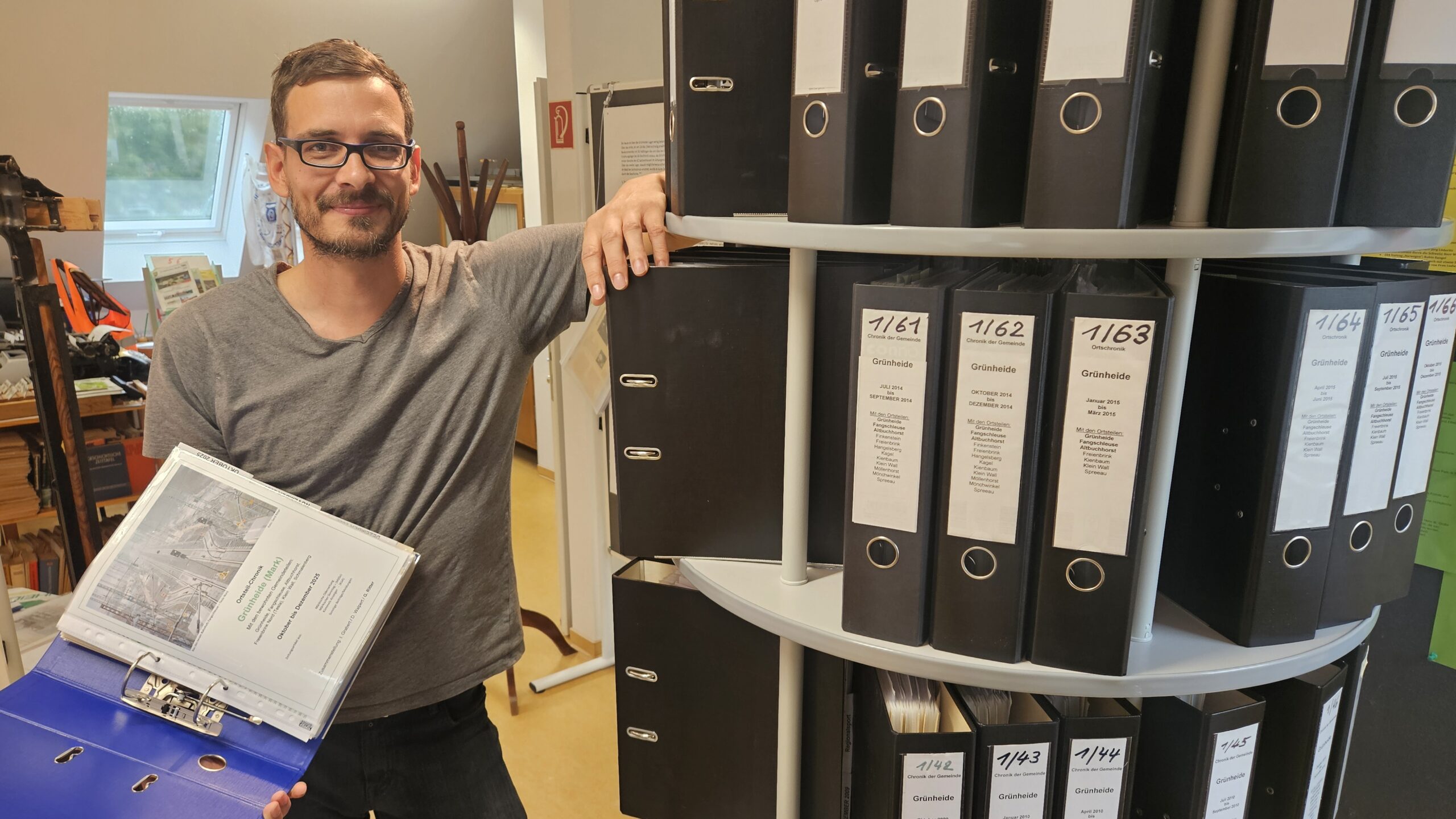 Weiß den Wert des Ortsarchivs zu schätzen: Albrecht Köhler, Vorsitzender des Grünheider Heimatvereins, nennt die 108 Ordner umfassende und bis 1990 zurückreichende Sammlung einen wahren Goldschatz. Foto: Anke Beißer